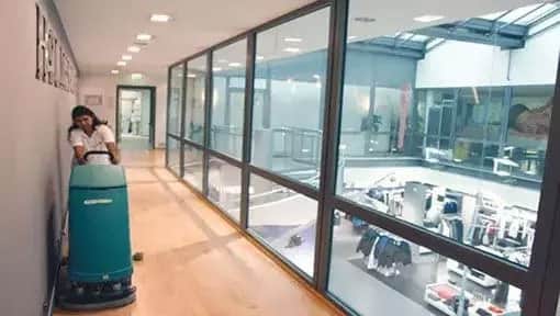 Büro Reinigung oder Büroreinigung Luzern mit Maschine